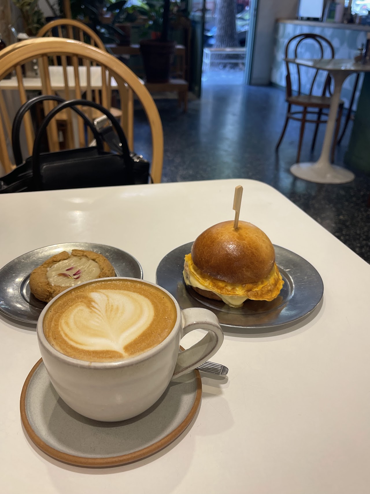 Café con latte art y medialuna en Vecindario